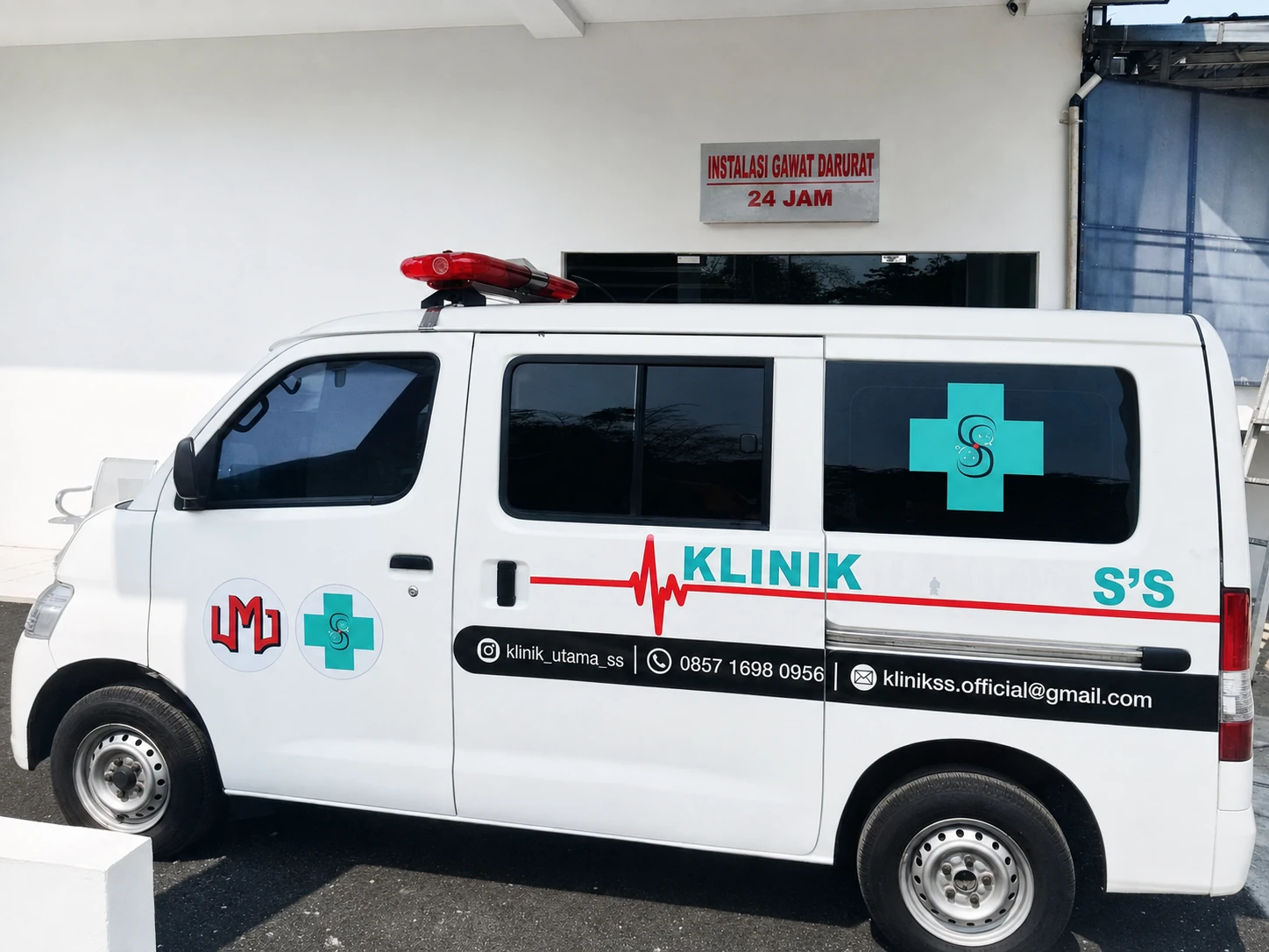 Ambulans Klinik S'S di depan instalasi gawat darurat