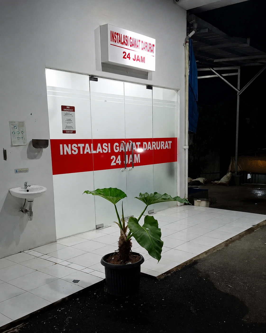 Pintu masuk IGD Klinik S'S dengan tanda Instalasi Gawat Darurat 24 Jam