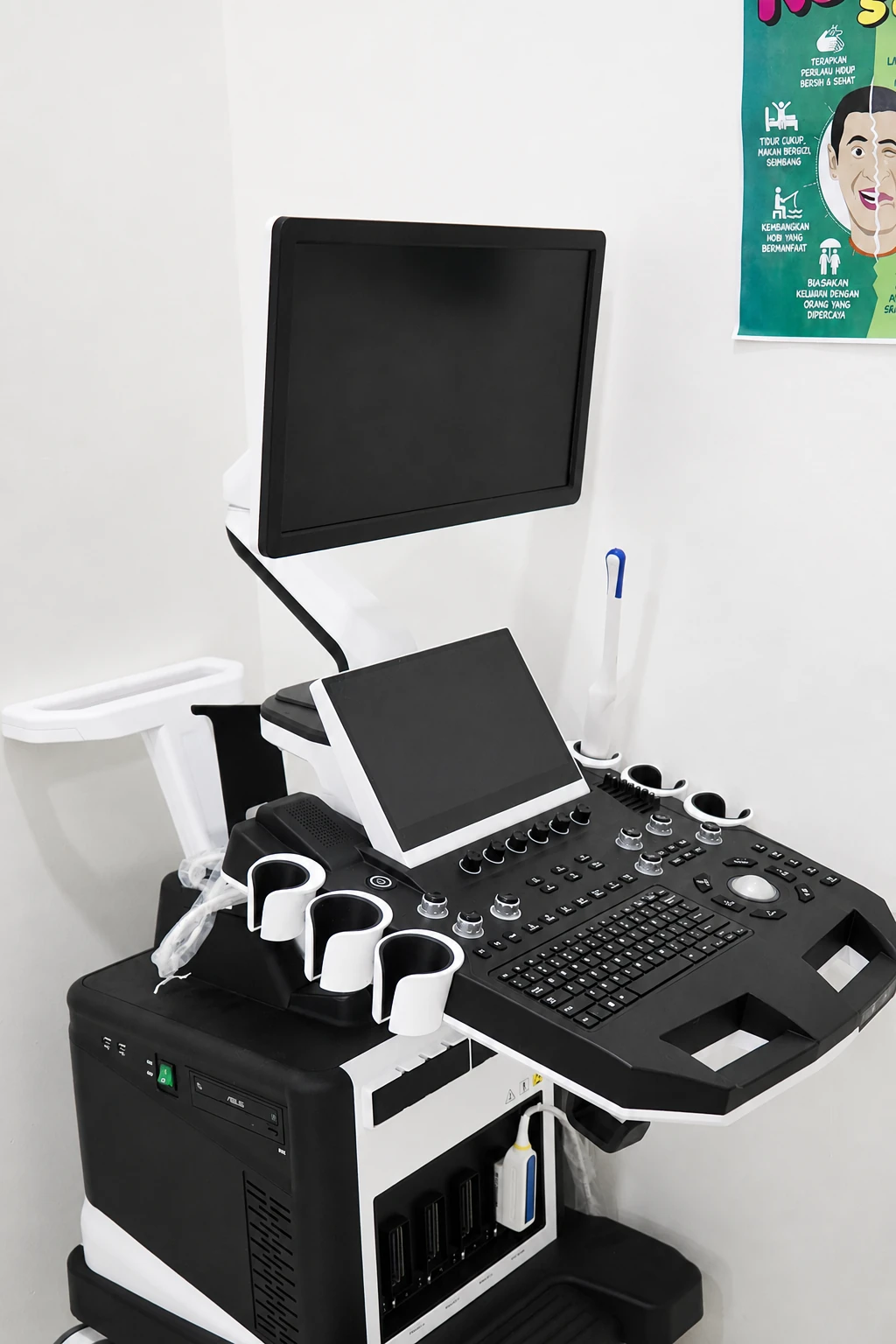 Peralatan pemeriksaan USG di Klinik S'S